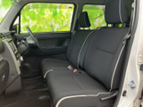 運転席周りの収納スペースも充実しており、小物を整理しやすく、快適なドライブをサポートします。使い勝手の良さが光る空間です。