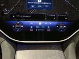 運転席・助手席で独立して温度設定が可能。室温や外気温の変化に応じて、設定に合わせた温度と風量を自動的に調整します。ブロアモーターの小型・軽量化によって、エネルギー効率も向上しています。