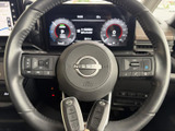 握りやすいデザインで、長時間の運転でも疲れにくいステアリングです。操作系のスイッチも集中されており、運転中の操作をスムーズに行えます。