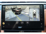 車の周囲360&deg;のオーバーヘッドビューをタッチスクリーンに表示。同時にいくつかのビューを映し出し、タッチスクリーンの表示と音で障害物との距離をお伝えします。駐車の苦手な方も安心の機能です