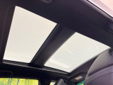 【パノラマルーフ】大型のガラスルーフ搭載で車内の解放感が一気にアップ!開放的なドライブをお楽しみいただけます。