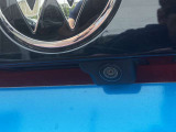 リアのカメラはVWのエンブレムの下に配置されています。