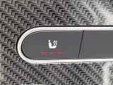●フロントシートヒーティング:運転席・助手席共に三段階で調節が可能なシートヒーターを装備しております。季節を問わず快適にご使用いただけます。