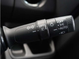 【オートライト】車外の明るさに応じて自動で点灯します。手動で点灯/消灯させることもできます。