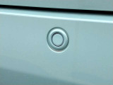 後方にはコーナーセンサーが付いております。音で危険を知らせてくれるのとブレーキとアクセルの踏み間違えも防止してくれます。