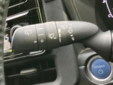 操作しやすい位置に配置されたウインカーレバー。スムーズな操作で、安全な車線変更をサポートします。直感的に操作できるので、運転に集中できます。