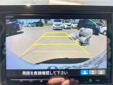 【リヤカメラ・ワイドビュー】後方を広く映し出し、左右からの接近車両や歩行者も確認しやすいビューです。