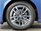 BMWの純正アロイホイールは軽量かつ強度にも優れているホイールで走行性能を引き上げる設計になっております。足元にもBMWは妥協がなくこだわっている個所になります。