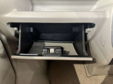 広々としたグローブボックスです。