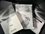 メンテナンスノート、取扱説明書ですね。 車の情報が凝縮されています。 車の整備記録が記載されている大事な物ですよ。