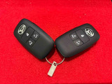 キーフリーシステム 電子カードキーを携帯していれば、ドアハンドルやバックドアのスイッチを押すだけでドアの施錠と解錠が行えます!鍵を出す手間なく開閉ラクラク♪♪