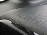 ◆助手席エアバッグ◆SRSエアバッグは、シートベルトだけでは防ぎきれない衝突時の衝撃から乗員を守るための安全装置。衝突時に瞬時に膨らみ、頭部や胸部がダッシュボードに直接衝突するのを防ぎます。