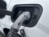 専用コードを接続するだけで簡単に充電できます。一般的な家庭用の200V交流充電ケーブルで1時間あたり7〜14kmを走行できる電力を充電できます。