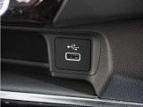 ◆USB接続端子◆スマホやiPodなどを接続して、いつもの音楽を車内でもお楽しみいただけます♪