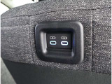 充電用USB端子付き。スマートフォンなどの充電に便利です。