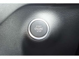 車両を始動するには、リモートコントロールキーが車内にある状態で、ステアリングホイールの横にあるスタートボタンを使用します。