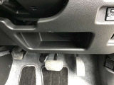 まっすぐと足を伸ばした位置にアクセルペダルを配置することで、疲れにくく正しい運転姿勢が保てます。オルガン式ペダルもかかとを軸にスピード調整ができるので、疲労軽減できます。微調整も簡単です。