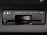 コンソール内一体型のビルトインETC装備!見た目の部分も良いですが、ETCカードの盗難防止になる設置箇所です!料金所の渋滞回避!時間帯・日によって料金の軽減を受けられます!ストレス知らずのドライブ!