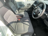 運転席と助手席はベンチシートですので、横移動もラクに出来ます。