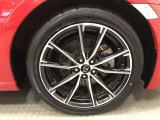 17インチ純正アルミホイール(215/45R17)装着です。