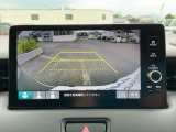 後退時に車両の後ろ側をモニター画面に表示します。車庫入れが苦手な人もこれで安心♪