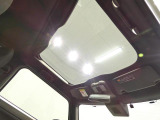 【開放感あふれるガラスルーフ】スカイフィールトップを標準装備。車内にたっぷりと光を取り込み、見慣れたいつもの道も新鮮な景色に変わるようなドライブを楽しめます。