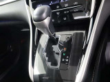 シフトパターンです。電気式のパーキングブレーキを採用してます。また車種・グレードによっては走行モードも変える事も!