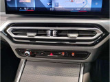 【左右独立式オートエアコン】☆運転席・助手席で個別に温度設定する事が可能。一定以上の大気中の有害物質を感知すると自動的に内気循環モードに切り替わるAUCを装備☆