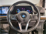 【ハンドル】ドライバーとBMW車の一体感がダイレクトに伝わるステアリングホイール。形状・太さへの拘りに加えて、操作性を高める為にスイッチ類も配置。クイックかつ安定のドライビングを体感下さい!