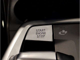 運転中にもオーディオの音量やFMの切り替えなどステアリングでの操作で切り替え可能なため、ステアリングから手を放す必要がない為、運転中でも操作が簡単でございます。