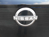 日産センターエンブレムも光ります。
