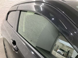 オプションのドアバイザーが装備!!タバコ・ペットなどの臭いが室内にこもるのが嫌な方、換気機能はもちろんのこと降雨時にも少しだけ窓を開けておくことが可能です!