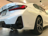 コーナーセンサーが搭載しておりますので、車庫入れの際など、障害物の接近を音で知らせます。