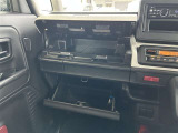 運転席からも手が届いて出し入れがしやすく、使い勝手の良い収納ボックスです。