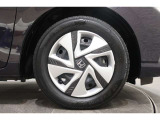 純正のホイールカバーが足元を飾ります!タイヤサイズは185/65R15です。