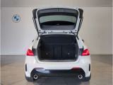 【トランクルーム】十分な容量を確保したトランクルーム。環境へ配慮したスペアタイヤ非搭載のBMW。その分、トランクスペースを有効活用できる様にしてあります。