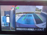 クルマを真上から見下ろしているかのような映像によって、車庫入れや縦列駐車などの駐車時に、自車と駐車位置の関係をひと目で確認でき、スムースな駐車をサポートします。
