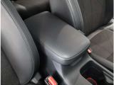 肘置き(小物収納付)がありますので運転時の負担軽減してくれます。