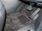 内装工程では、中古車を気持ちよくお乗りいただけるよう清掃しています。ニオイの元となるフロアカーペットまで洗浄・消臭済み?