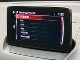 ラジオやBluetooth接続で、お好みの音楽を楽しめます。多様なソースに対応し、快適なドライブを演出。音質の良さも魅力です。