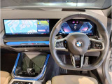 【ハンドル】ドライバーとBMW車の一体感がダイレクトに伝わるステアリングホイール。形状・太さへの拘りに加えて、操作性を高める為にスイッチ類も配置。クイックかつ安定のドライビングを体感下さい!