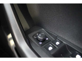 ドアミラーの操作部です。フォルクスワーゲン車には、雨や凍結に対してサイドミラーの視界を確保するためのヒーテッド機能が装着されています。運転者は、サイドミラーを運転中かなり頻繁に確認しています。