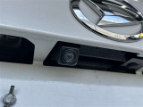 車庫入れもお任せのバックカメラが付いて、後方確認もラクラク♪安全に車庫入れも可能です。便利な機能ですが、バックカメラを過信せず、目視もお忘れなく。