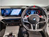 BMWのステアリングはドライバーと車体が一体感に感じれるような操作性を実現しております。また、握りやすさや操作性を向上するためにスイッチ類も配置されております。