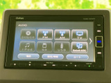 お好みの音楽をクリアなサウンドで楽しめます。ラジオ、CD、USBなど、様々なメディアに対応し、ドライブの雰囲気を盛り上げます。