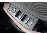 運転席ドアのパワーウインドウスイッチおよびドアミラー調整部です。