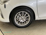 この車には社外製アルミホイールが付いています。