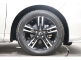 純正のアルミホイールが足元を飾ります!タイヤサイズは215/55R17です。