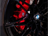 BMWの純正アロイホイールは軽量かつ強度にも優れているホイールで走行性能を引き上げる設計になっております。足元にもBMWは妥協がなくこだわっている個所になります。