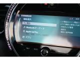 もはやMINI標準搭載とも言える、デザインアイコンの一つでもあるカーナビは各種設定から情報、マルチメディアまで、可愛らしい見てくれで多機能な装備の一つです。